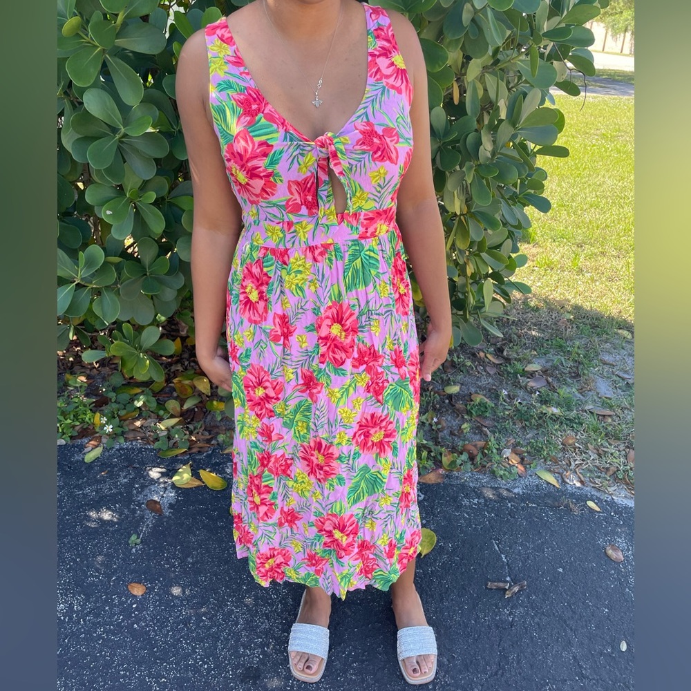 Cute Key hole front tie maxi dress. Perfect pop of color!